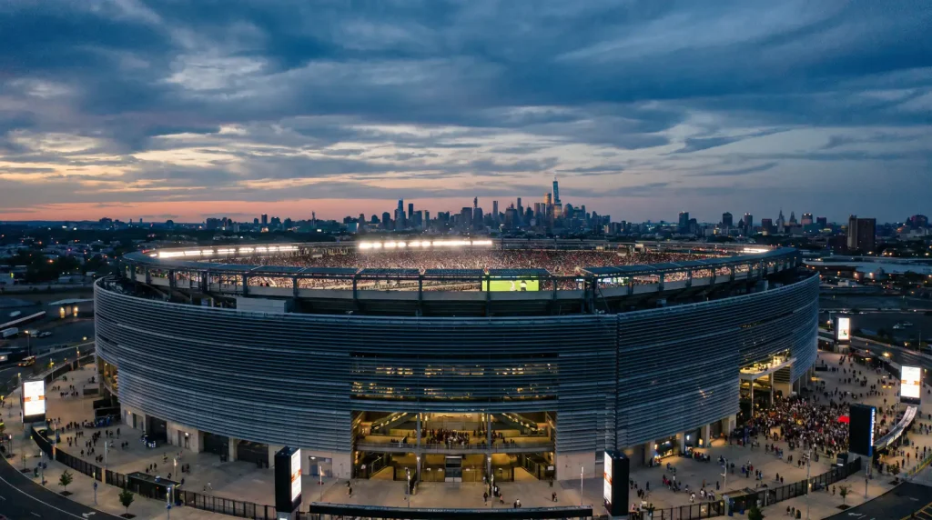 MetLife Stadium Ņūdžersijā ar futbola laukumu konfigurāciju pirms PK 2026 fināla