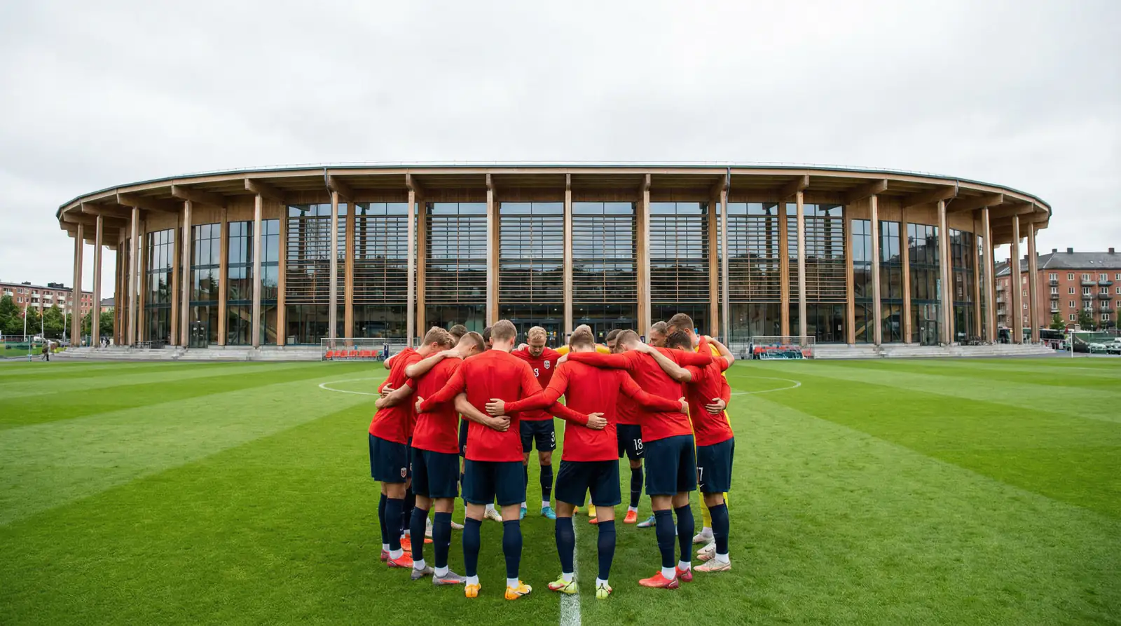 Norvēģijas futbola izlases spēlētāji sarkanās formās pirms starptautiskas spēles