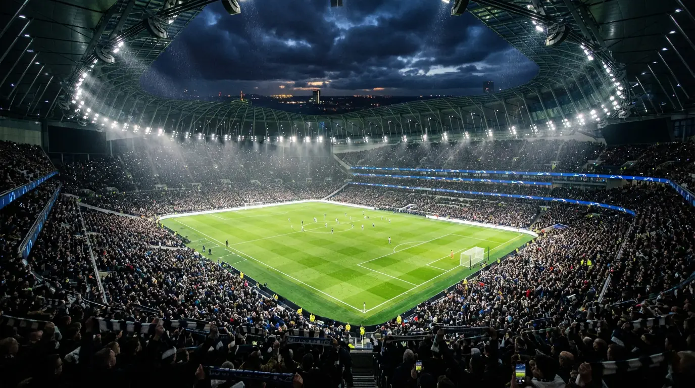 Futbola stadions naktī ar pilnām tribīnēm un spožu apgaismojumu